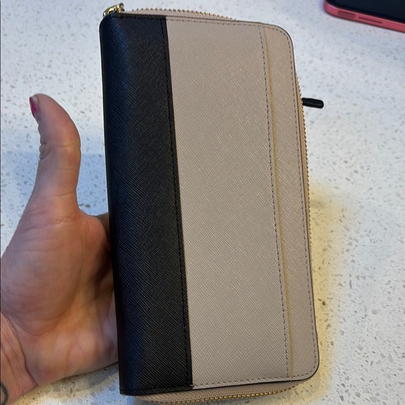 Kate Spade Beige and Black Wallet - Picture 4 of 8